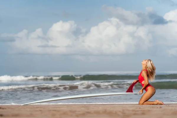 Surf kvinna med långt blont hår gå till havet. — Stockfoto