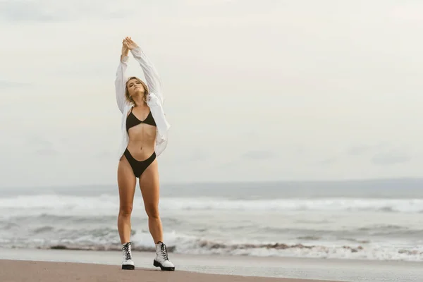 Jong vrouwtje genieten van zonnige dag op tropisch strand — Stockfoto