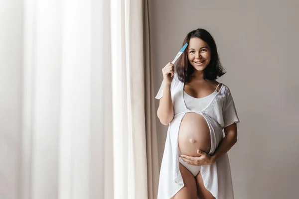 妊娠検査、新しい生活と新しい家族の概念を保持する女性. — ストック写真