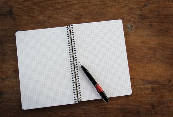 Notebook na dřevěném stole — Stock fotografie