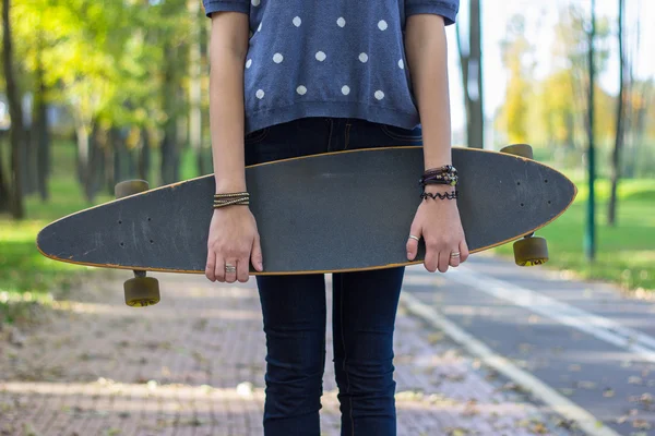 Modieus meisje met longboard — Stockfoto