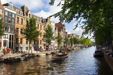 Amsterdam, tipik görünümü kanalları