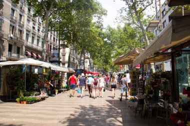 Barcelona, İspanya - 28 Temmuz: Barcelona, İspanya La Rambla 28 Temmuz 2015 yılında. La Rambla El Raval ve Barri Gotic ilçeleri arasında santral Barselona sokak