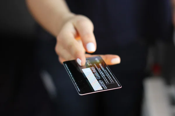 Primo piano della mano della donna che tiene la carta di credito Fotografia Stock