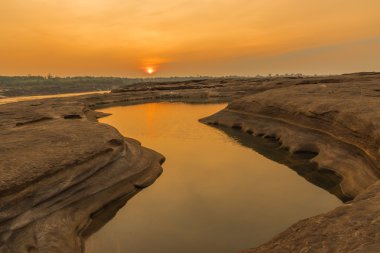 kayaların üzerinde gündoğumu 