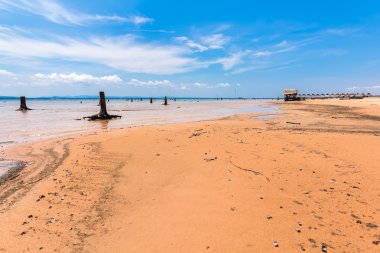 Sualtı mavi gökyüzü üzerinde güdük