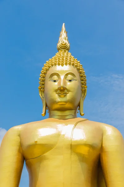 Estatua grande de oro buddha —  Fotos de Stock