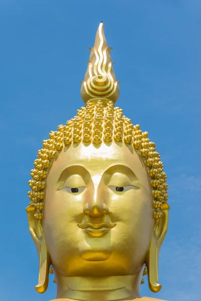 Stora gyllene buddha-staty — Stockfoto