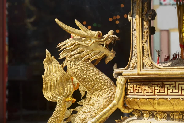 Escultura Dragão Dourado — Fotografia de Stock