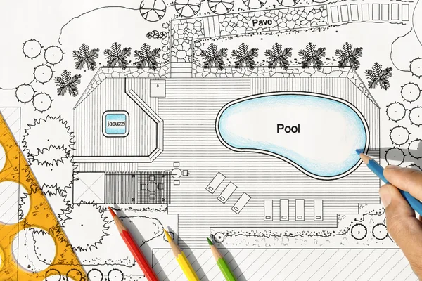 Arquiteto paisagista projeta plano de quintal com piscina para moradia de luxo — Fotografia de Stock