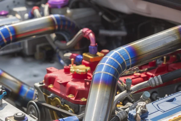Сварной шов на трубе из нержавеющей стали в гоночном автомобиле — стоковое фото