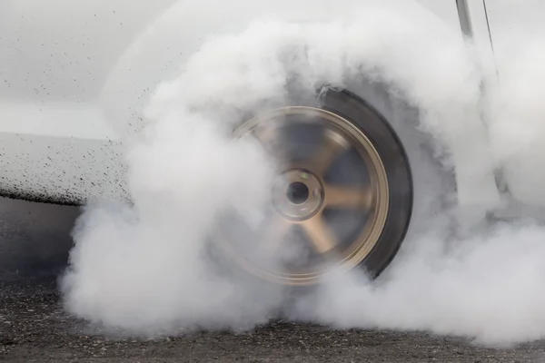 Drag гоночный автомобиль сжигает резину с его шин в рамках подготовки к й — стоковое фото