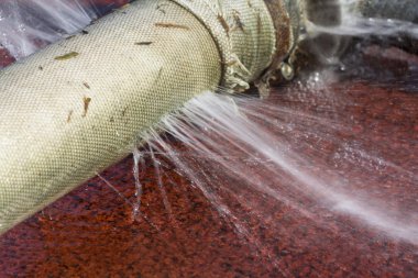 su hortumu deliğe gelen sızıntı