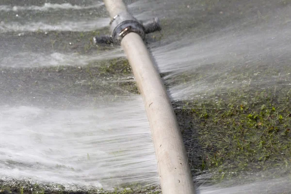 Wasser tritt aus Loch in Schlauch aus — Stockfoto