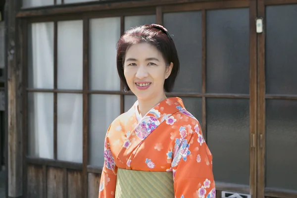 Žena nosí kimono chodit ve starém městě Kawagoe, Saitama, Japonsko — Stock fotografie