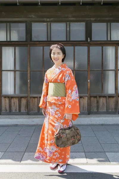 Žena nosí kimono chodit ve starém městě Kawagoe, Saitama, Japonsko — Stock fotografie