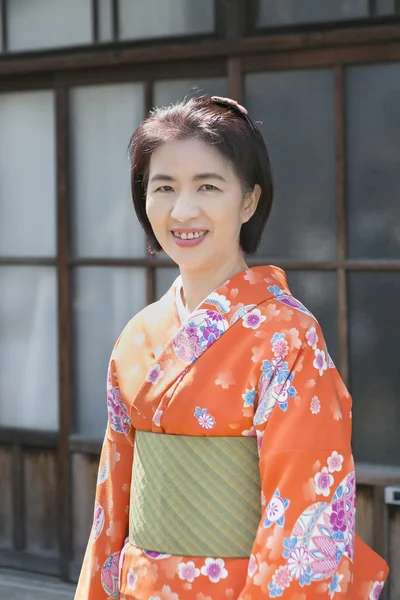 Mujer con kimono caminando en el casco antiguo de Kawagoe, Saitama, Japón —  Fotos de Stock