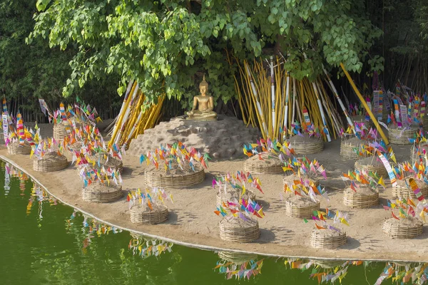 Festival de Sonkran, bandeira religiosa em pagode de areia em Temple, Chiangmai Tailândia . — Fotografia de Stock