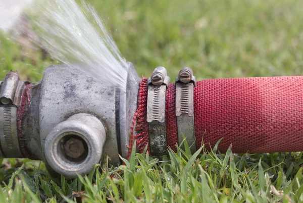 Vatten läcker från pipeline lederna — Stockfoto