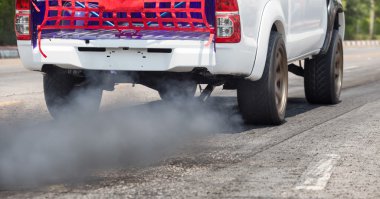 Araç egzoz borusu yolda hava kirliliği