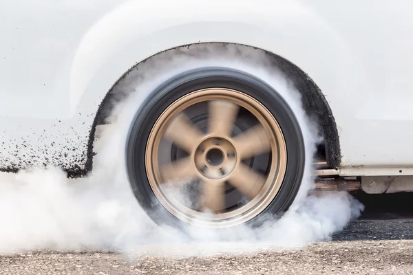 Dragster auto vyhoření zadní pneumatiky s kouřem — Stock fotografie