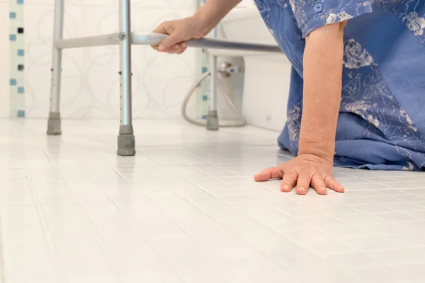 Ouderen die vallen in de badkamer omdat gladde oppervlakken — Stockfoto