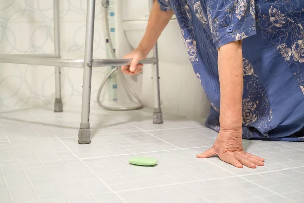 Anciana cayendo en el baño porque las superficies resbaladizas — Foto de Stock