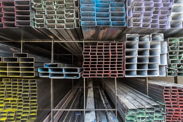 Tubo de metal retangular para construção — Fotografia de Stock