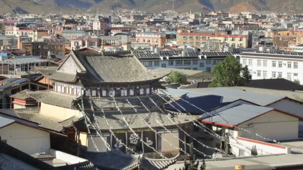 Gamla stan i shangri-la ta från golden temple, Yunnan Kina. — Stockvideo