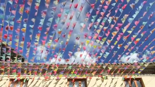 Διακοσμήστε σημαίες προσευχής στην παλιά πόλη στο shangri-la, Κίνα. — Αρχείο Βίντεο