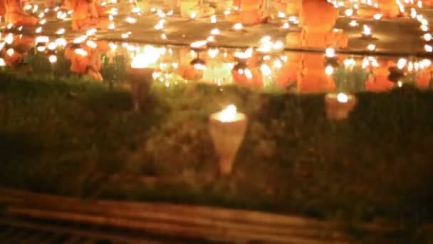 Magha puja dag, monniken licht de kaars voor Boeddha, Chiangmai, Thailand — Stockvideo