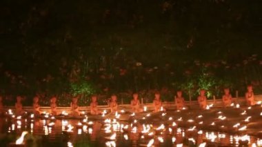 Magha puja gün, rahipler ışık Buda, Chiangmai, Tayland için mum