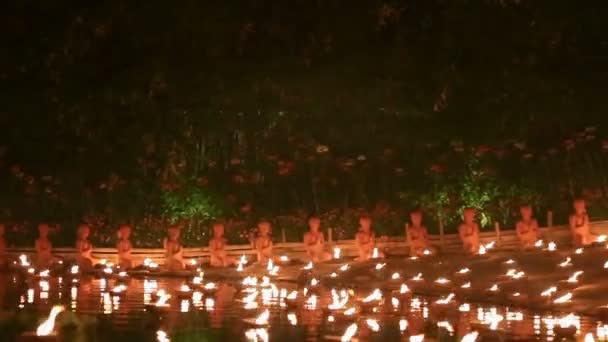 Магха Пуджа день, монахи зажечь свечу для Будды, Чиангмай, Таиланд — стоковое видео