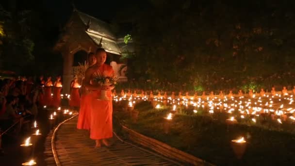 Día de Puja de Magha, los monjes encienden la vela para buddha, Chiangmai, Tailandia — Vídeo de stock