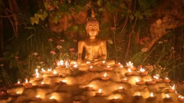 Magha puja gün, rahipler ışık Buda, Chiang mai, Tayland için mum.
