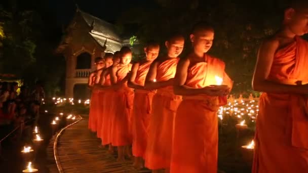 Magha puja 날, 승려 빛 부처님, 치앙마이, 태국에 대 한 촛불 — 비디오