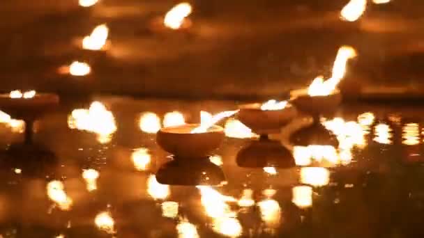 Día de Puja de Magha, los monjes encienden la vela para buddha, Chiang mai, Tailandia . — Vídeos de Stock