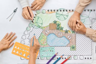 Peyzaj mimarı çizim ile istemci toplantısında değişen