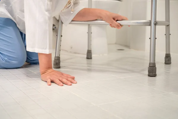 Pensioen vrouw viel in een toilet — Stockfoto