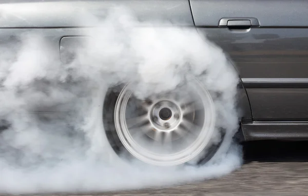 Drag racing αυτοκίνητο καύση ελαστικών για τον αγώνα — Φωτογραφία Αρχείου
