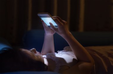 Gece körlüğü müşteri adayına, cep telefonu kullanarak