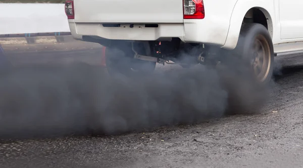 Contaminación atmosférica del tubo de escape del vehículo en carretera —  Fotos de Stock