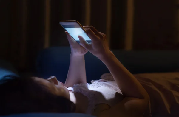 Använder mobiltelefon på natten leda till blindhet — Stockfoto