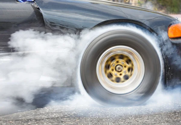 Dragracing bil bränner gummi av dess däck i för race — Stockfoto