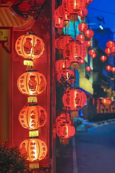 Китайские новогодние фонари с благословенным текстом означают счастье, здоровье и богатство — стоковое фото