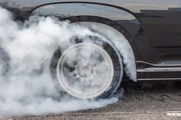 Dragster carro queimado pneu traseiro com fumaça — Fotografia de Stock
