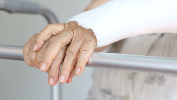 Senior Kvinna bruten handled använder walker — Stockvideo