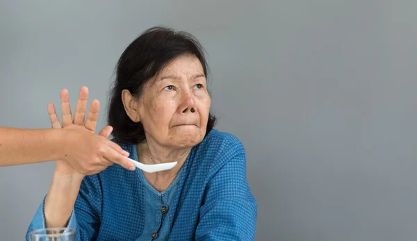 Personnes âgées asiatique femme ennuyé avec de la nourriture — Photo