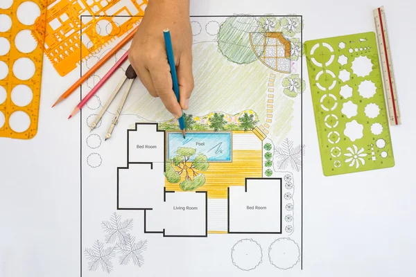 Cerrar la mano dibujando un mapa y un bolígrafo — Foto de stock © toa55