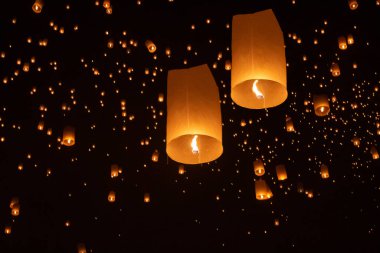 Loy Krathong festivalinde yüzen turist gökyüzü fenerleri, Chiang Mai, Tayland.